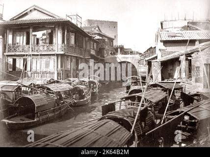 Case e barche, Canton, Guangzhou, Cina, c.1880s Foto Stock