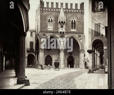 Fotografia d'epoca del XIX secolo - il Palazzo della Mercanzia di Bologna , noto anche come Loggia dei Mercanti o Palazzo del Carrobbio , si affaccia sull'omonima piazza. Dalla fine del XIV secolo alla fine del XVIII fu sede dell'Università mercatorum e di alcune Aziende. Dal 1797 , con l'occupazione francese, divenne sede della Camera di Commercio Foto Stock