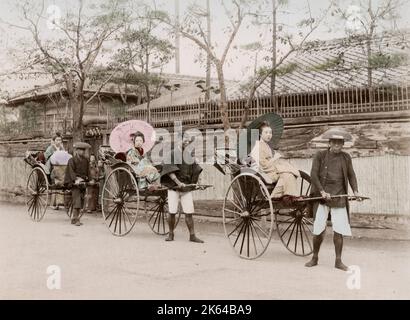 19 ° secolo vintage fotografia - giovani donne in risciò, Giappone, circa 1880's. Foto Stock