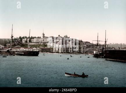 C.1890s Turchia Istanbul Costantinopoli photochrome - navi sul Bosforo, vista sulla città Foto Stock