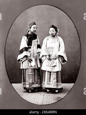 cina del 1880s del c. - due donne cinesi con i piedi legati Foto Stock