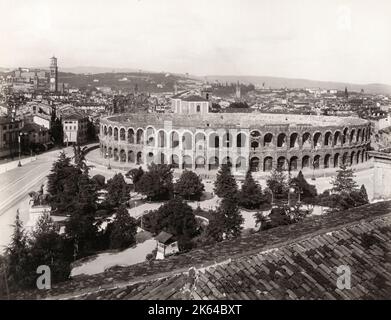 19th ° secolo annata fotografia - Arena romana, Verona, Italia. Foto Stock