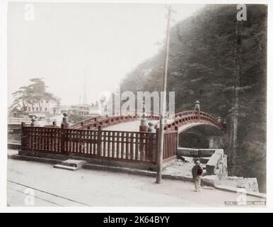 Fotografia d'epoca del XIX secolo: Ponte di vernice rosso sacro, Nikko, Giappone. Foto Stock