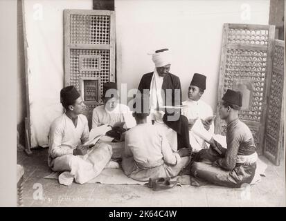 Fotografia d'epoca del XIX secolo: Giovani ragazzi musulmani che vengono insegnati da un insegnante, Egitto Foto Stock