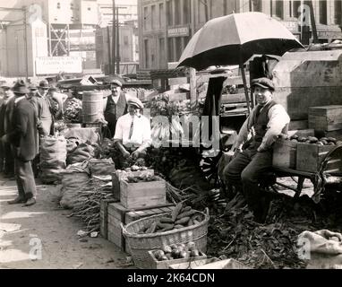 Canada c.1920 - frutta e verdura rivenditori al Mercato di Bonsecours Montreal Mercato di Bonsecours, 350 Rue Saint-Paul nella vecchia Montreal, è a due piani a forma di cupola mercato pubblico. Per più di cento anni, era il principale mercato pubblico nella zona di Montreal. Brevemente anche alloggiato il parlamento del Regno in Canada per una sessione nel 1849. Foto Stock