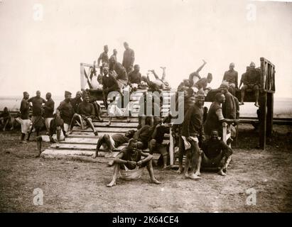 Soldati coloniali neri in allenamento durante la prima guerra mondiale Foto Stock