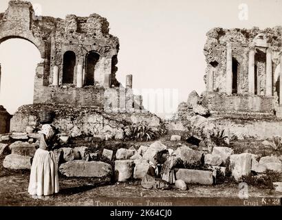Fotografia Vintage del 19th° secolo - Teatro Greco a Taormina, Sicilia. Taormina è una cittadina collinare sulla costa orientale della Sicilia. Si trova vicino all'Etna. Foto Stock