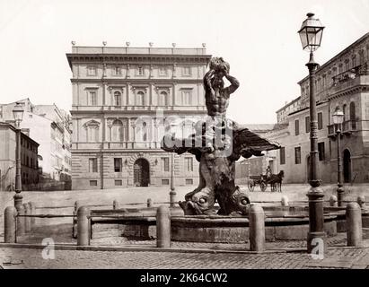 Fotografia d'epoca del XIX secolo: La Fontana del Tritone è una fontana del XVII secolo a Roma dello scultore barocco Gian Lorenzo Bernini. Foto Stock