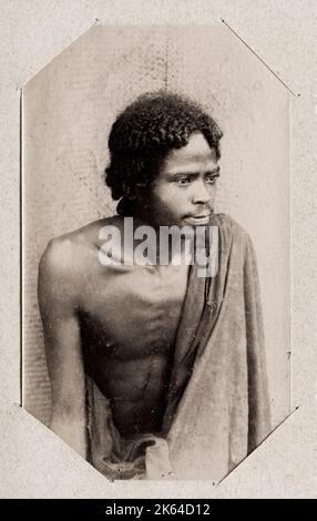 Fotografia d'epoca del XIX secolo: Uomo della tribù indigena Tanala, Madagascar. Foto Stock