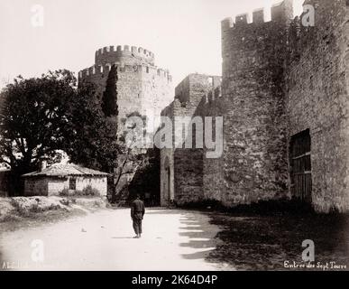 Fotografia d'epoca del XIX secolo: La fortezza di Yedikule (in turco: Yedikule HisarÃ„Â± o Yedikule ZindanlarÃ„Â±; che significa fortezza delle sette torri, o Dungeons delle sette torri, rispettivamente) è una struttura storica fortificata situata nel quartiere Yedikule di Fatih, a Istanbul, in Turchia. Foto Stock