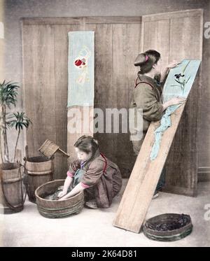 C. 1880 Giappone - Giovani donne facendo il lavaggio Foto Stock