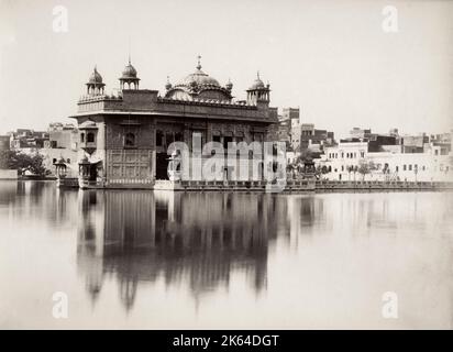 Fotografia d'annata del XIX secolo: Tempio d'oro di sikh, Amritsar, Umritsar, India, immagine circa 1860's. Foto Stock