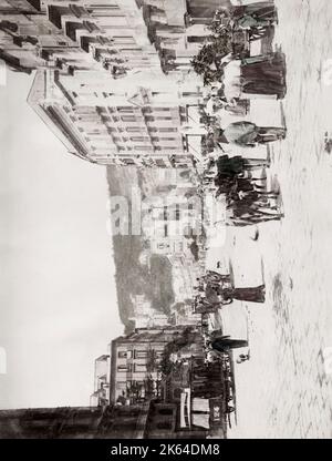 Fotografia d'epoca del XIX secolo: La Riviera di Chiaia è una lunga strada nella città italiana di Napoli, che costeggia la costa del Golfo di Napoli. Su questa strada si trovano molte antiche ville costruite da famiglie aristocratiche tra il XVI e il XIX secolo, come la Villa Pignatelli. La Chiesa di Santa Maria in Portico si trova nelle vicinanze. Foto Stock