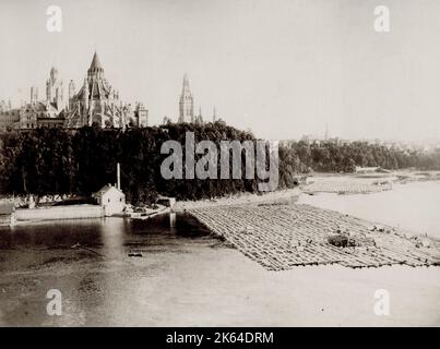 Fotografia d'epoca del XIX secolo: Parlamento edifici Ottawa, Canada, con tronchi galleggianti nel fiume. Foto Stock