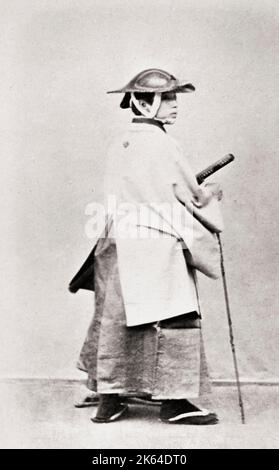Fotografia d'epoca del XIX secolo: Uomo in costume invernale con spada, probabilmente opera dello studio giapponese di Shimooka Renjo. Foto Stock