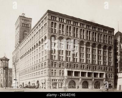 Fotografia d'epoca del XIX secolo: Carnegie Hall è un luogo di concerti nel centro di Manhattan a New York. Si trova al numero 881 di Seventh Avenue, che occupa il lato est della Seventh Avenue tra la 56esima e la 57esima strada ovest. Progettato dall'architetto William Burnet Tuthill e costruito dal filantropo Andrew Carnegie nel 1891, immagine c. metà del 1890. Foto Stock