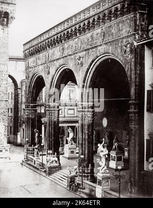 Fotografia d'epoca del XIX secolo: La Loggia dei Lanzi, detta anche Loggia della Signoria, è un edificio situato in un angolo di Piazza della Signoria a Firenze, adiacente alla Galleria degli Uffizi. Foto Stock