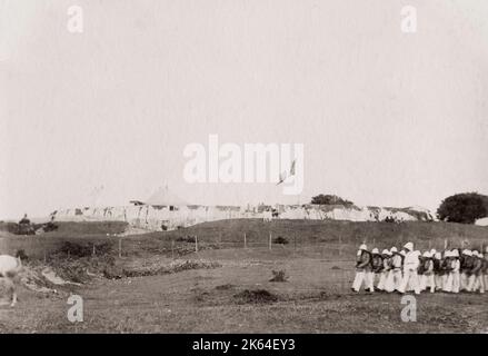 Fotografia d'epoca del XIX secolo: Intitolata 'Hova Fort' Tamatave, Toamasina, Madagascar, soldati francesi che marciano oltre; presumibilmente Fort Manda. Foto Stock