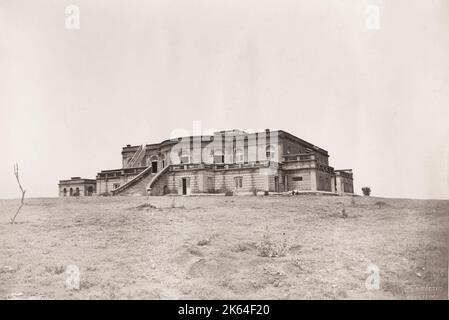 Fotografia d'epoca del XIX secolo: L'hotel di Nundydroog, o Nandidurga, situato su una collina a nord-est di Bangalore nella regione di Baramahal nello stato di Mysore, India. Foto Stock