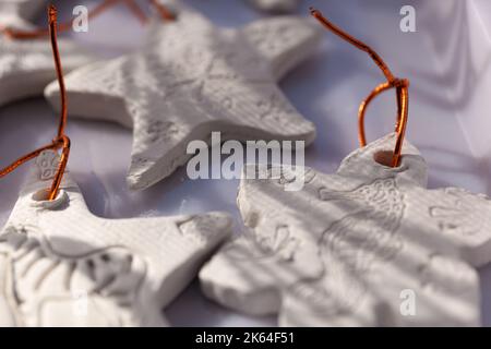 Bianco Clay Gift Tags con disegni impressionati ( concetto di regalo ) la creazione di ornamenti di natale fatto a mano e tag Foto Stock