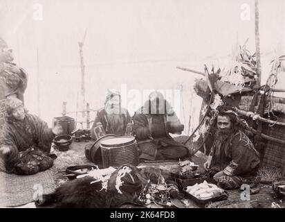 Annata del XIX secolo Fotografia: Giappone - ritratto di un gruppo Ainu Aino Hokkaido, Giappone circa 1880. Foto Stock