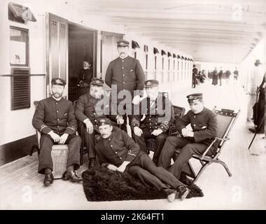 1889 fotografia - RMS Teutonico - da un album di immagini relative al lancio del vaso che è stato costruito da Harland e Wolff a Belfast per la White Star Line - in seguito per ottenere notorietà come il proprietario del Titanic. L'album mostra gli interni della nave, membro dell'equipaggio, crociere di prova, compresa una visita a bordo mediante il Kaiser tedesco e il Principe di Galles, così come molte immagini di altri visitatori. Questa immagine - capitano e la navigazione degli ufficiali Foto Stock