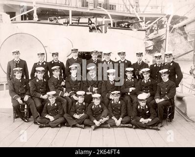 Xix secolo/1900 vintage fotografia - pistola ufficiali della camera di HMS Centurion, corazzata inglese che era azione durante il boxer Rebellion in Cina Foto Stock