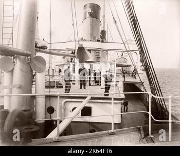 1889 fotografia - RMS Teutonico - da un album di immagini relative al lancio del vaso che è stato costruito da Harland e Wolff a Belfast per la White Star Line - in seguito per ottenere notorietà come il proprietario del Titanic. L'album mostra gli interni della nave, membro dell'equipaggio, crociere di prova, compresa una visita a bordo mediante il Kaiser tedesco e il Principe di Galles, così come molte immagini di altri visitatori. Questa immagine - ponte di il teutonico Foto Stock