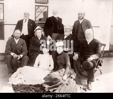 1889 fotografia - RMS Teutonico - da un album di immagini relative al lancio del vaso che è stato costruito da Harland e Wolff a Belfast per la White Star Line - in seguito per ottenere notorietà come il proprietario del Titanic. L'album mostra gli interni della nave, membro dell'equipaggio, crociere di prova, compresa una visita a bordo mediante il Kaiser tedesco e il Principe di Galles, così come molte immagini di altri visitatori. Questa immagine - gli ospiti a bordo della nave per una crociera di prova Foto Stock