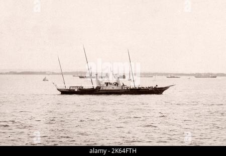 1889 fotografia - RMS Teutonico - da un album di immagini relative al lancio del vaso che è stato costruito da Harland e Wolff a Belfast per la White Star Line - in seguito per ottenere notorietà come il proprietario del Titanic. L'album mostra gli interni della nave, membro dell'equipaggio, crociere di prova, compresa una visita a bordo mediante il Kaiser tedesco e il Principe di Galles, così come molte immagini di altri visitatori. Questa immagine - visita alla nave da Prince Edward, il Principe di Galles, l'imperatore tedesco Wilhelm II, il Principe Enrico di Prussia e il Principe Albert Victor Foto Stock