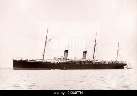 1889 fotografia - RMS Teutonico - da un album di immagini relative al lancio del vaso che è stato costruito da Harland e Wolff a Belfast per la White Star Line - in seguito per ottenere notorietà come il proprietario del Titanic. L'album mostra gli interni della nave, membro dell'equipaggio, crociere di prova, compresa una visita a bordo mediante il Kaiser tedesco e il Principe di Galles, così come molte immagini di altri visitatori. Questa immagine - Teutonico a Spithead Foto Stock