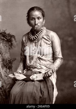 Ragazza indiana con gioielli, anello naso e pugnale, India, circa 1880. Foto Stock