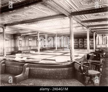 1889 Fotografia - RMS Teutonic - da un album di immagini relative al lancio della nave, che è stato costruito da Harland e Wolff a Belfast, per la White Star Line - in seguito per ottenere notorietà come il proprietario del Titanic. L'album mostra gli interni della nave, membro dell'equipaggio, crociere di prova, tra cui una visita a bordo del Kaiser tedesco e del Principe di Galles, così come molte immagini di altri visitatori. Foto Stock