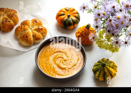 Zuppa di zucca con pane appena sfornato Foto Stock