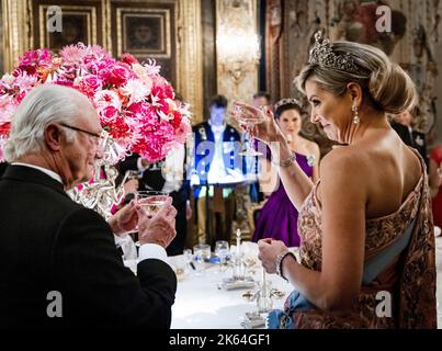 2022-10-11 21:50:52:19 STOCCOLMA - la regina Maxima brinda con il re Carl XVI Gustaf durante il banchetto di stato nel palazzo reale durante una visita di stato di tre giorni dai Paesi Bassi alla Svezia. Durante il banchetto di Stato, entrambi i capi di Stato hanno tenuto discorsi. ANP POOL REMKO DE WAAL olanda fuori - belgio fuori Foto Stock