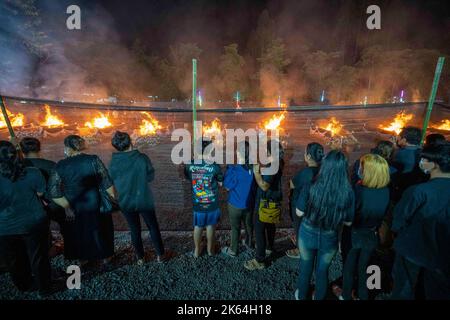 Nong Bua Lamphu, Thailandia. 11th Ott 2022. La cremazione per 19 vittime del massacro diurno di Uthai Suwan si svolge sul terreno di Wat Rat Samakee nella provincia di Nong Bua Lamphu, Thailandia. Un assalente ha usato una combinazione di armi e coltelli per uccidere 35 persone in totale, con almeno 22 bambini vittime al centro di cura diurna, prima di uccidere sua moglie e figlio e poi commettere suicidio, portando il totale del corpo a 38. (Credit Image: © Adryel Talamantes/ZUMA Press Wire) Foto Stock