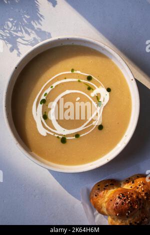 Zuppa cremosa di sedano con olio di parssley e semi di cipolla neri Foto Stock