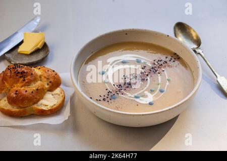 Zuppa cremosa di sedano con olio di parssley e semi di cipolla neri Foto Stock