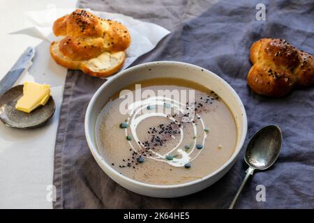 Zuppa cremosa di sedano con olio di parssley e semi di cipolla neri Foto Stock