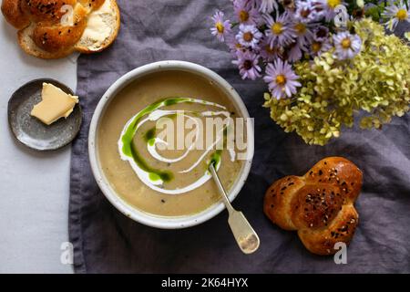 Zuppa cremosa di sedano con olio di parssley e semi di cipolla neri Foto Stock