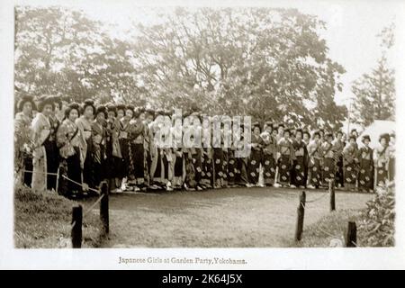 Il principe Enrico duca di Gloucester e la "missione della Giarrettiera" in Giappone per conferire all'imperatore Showa (Hirohito) (1901-1989) il Cavaliere straniero dell'ordine della Giarrettiera (KG); conferito nel 1929, revocato nel 1941, restaurato nel 1971. Ragazze giapponesi a un Garden Party, Yokohama - 11 maggio - 'dato' agli ufficiali e agli uomini della HMS Suffolk. Foto Stock