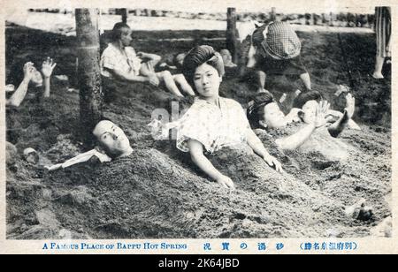 Beppu, Giappone. La città è stata fondata il 1 aprile 1924 ed è famosa per le sue onsen (sorgenti termali), che sono considerate sacre. Beppu è la capitale giapponese degli onsen con il più grande volume di acqua calda del mondo, a parte Yellowstone negli Stati Uniti e il maggior numero di sorgenti termali in Giappone. Beppu contiene nove importanti punti geotermici caldi, che a volte sono indicati come i "nove inferi di Beppu". Questa carta ricordo raffigura la gente del posto che si gode un tradizionale bagno di sabbia termale. Foto Stock