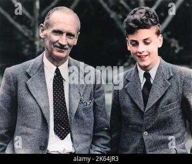 Bernard Law Montgomery, i visconte Montgomery di Alamein (allora solo generale Montgomery!) (1887-1976) visita suo figlio di 15 anni David (David Montgomery, II visconte Montgomery di Alamein) (1928-) un allievo alla Amesbury School, nr. Hindhead, Surrey, Inghilterra. Foto Stock