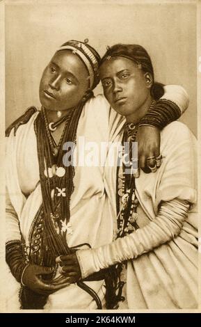 Due donne dell'Africa orientale adornate con lunghe collane - sorelle o amici intimi? Foto Stock
