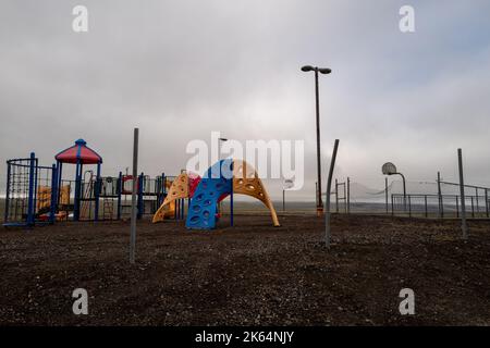 Vista su un parco giochi in una piccola città indigena sull'isola di San Lorenzo Foto Stock