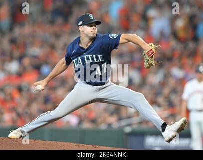 Houston, Stati Uniti. 11th Ott 2022. Il lanciatore di rilievo dei Seattle Mariners Matt Brash lancia il sesto inning contro gli Houston Astros durante il gioco uno di una serie della divisione della lega americana al Minute Maid Park a Houston, Texas martedì 11 ottobre 2022. Foto di Maria Lysaker/UPI Credit: UPI/Alamy Live News Foto Stock