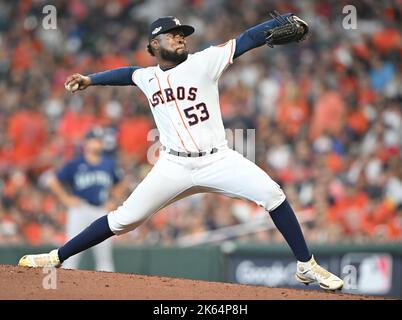 Houston, Stati Uniti. 11th Ott 2022. Il lanciatore di sollievo di Houston Astros Cristian Javier lancia il settimo inning contro i Seattle Mariners in un gioco della serie della divisione della lega americana al Minute Maid Park di Houston martedì 11 ottobre 2022. Foto di Maria Lysaker/UPI Credit: UPI/Alamy Live News Foto Stock