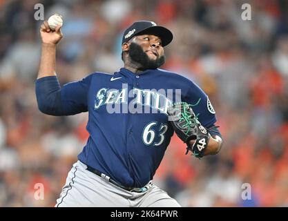 Houston, Stati Uniti. 11th Ott 2022. Il lanciatore Seattle Mariner Diego Castillo lancia il settimo inning contro gli Houston Astros in un gioco della serie della divisione della lega americana al Minute Maid Park di Houston martedì 11 ottobre 2022. Foto di Maria Lysaker/UPI Credit: UPI/Alamy Live News Foto Stock