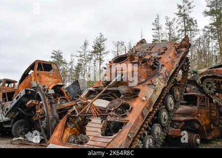 Lyman, Donetsk, Ucraina. 11th Ott 2022. Attrezzatura militare russa distrutta si vede collocato in una zona della città di Lyman ricatturata. Nell'ambito di una rapida controffensiva Ucraina che ha ricattato dal controllo russo alcune zone delle regioni di Donetsk, Kharkiv e Kherson, è stata liberata anche Lyman. La distruzione a Lyman, una ferrovia principale e un centro di transito, è così diffusa che grandi parti della città sono state completamente distrutte. Credit: ZUMA Press, Inc./Alamy Live News Foto Stock