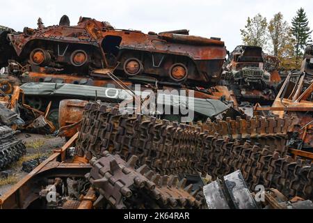 Lyman, Donetsk, Ucraina. 11th Ott 2022. Attrezzatura militare russa distrutta si vede collocato in una zona della città di Lyman ricatturata. Nell'ambito di una rapida controffensiva Ucraina che ha ricattato dal controllo russo alcune zone delle regioni di Donetsk, Kharkiv e Kherson, è stata liberata anche Lyman. La distruzione a Lyman, una ferrovia principale e un centro di transito, è così diffusa che grandi parti della città sono state completamente distrutte. Credit: ZUMA Press, Inc./Alamy Live News Foto Stock